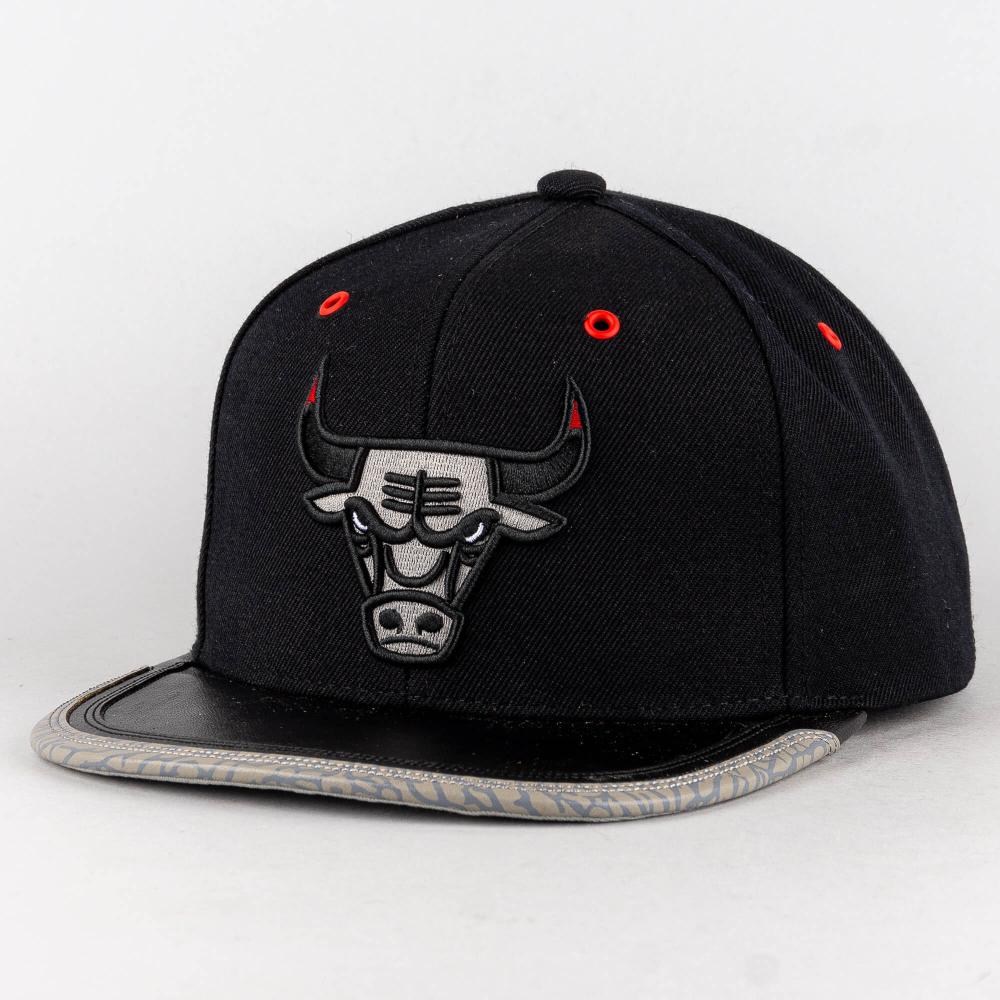 Mitchell & Ness Day 3 Snapback Chicago Bulls Black / Grey