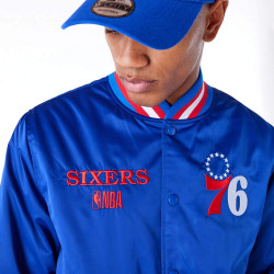 Bunda bomer New Era NBA Philadelphia 76ers Satin Blue Bomber Jacket modrá