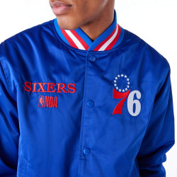Bunda bomer New Era NBA Philadelphia 76ers Satin Blue Bomber Jacket modrá